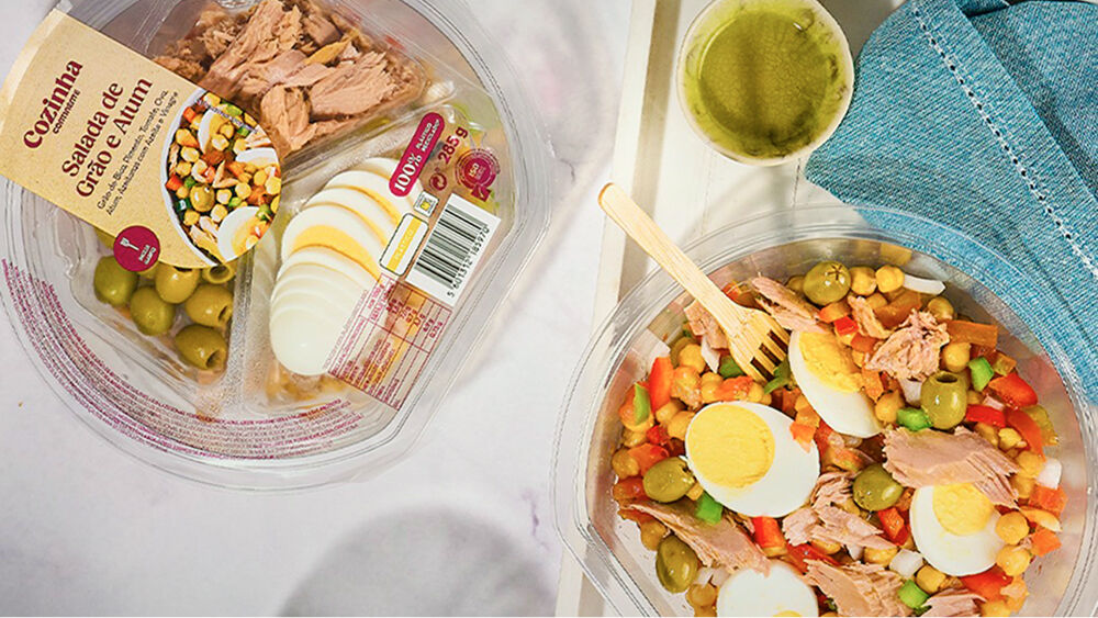 Fotografia de salada de gr&atilde;o com atum